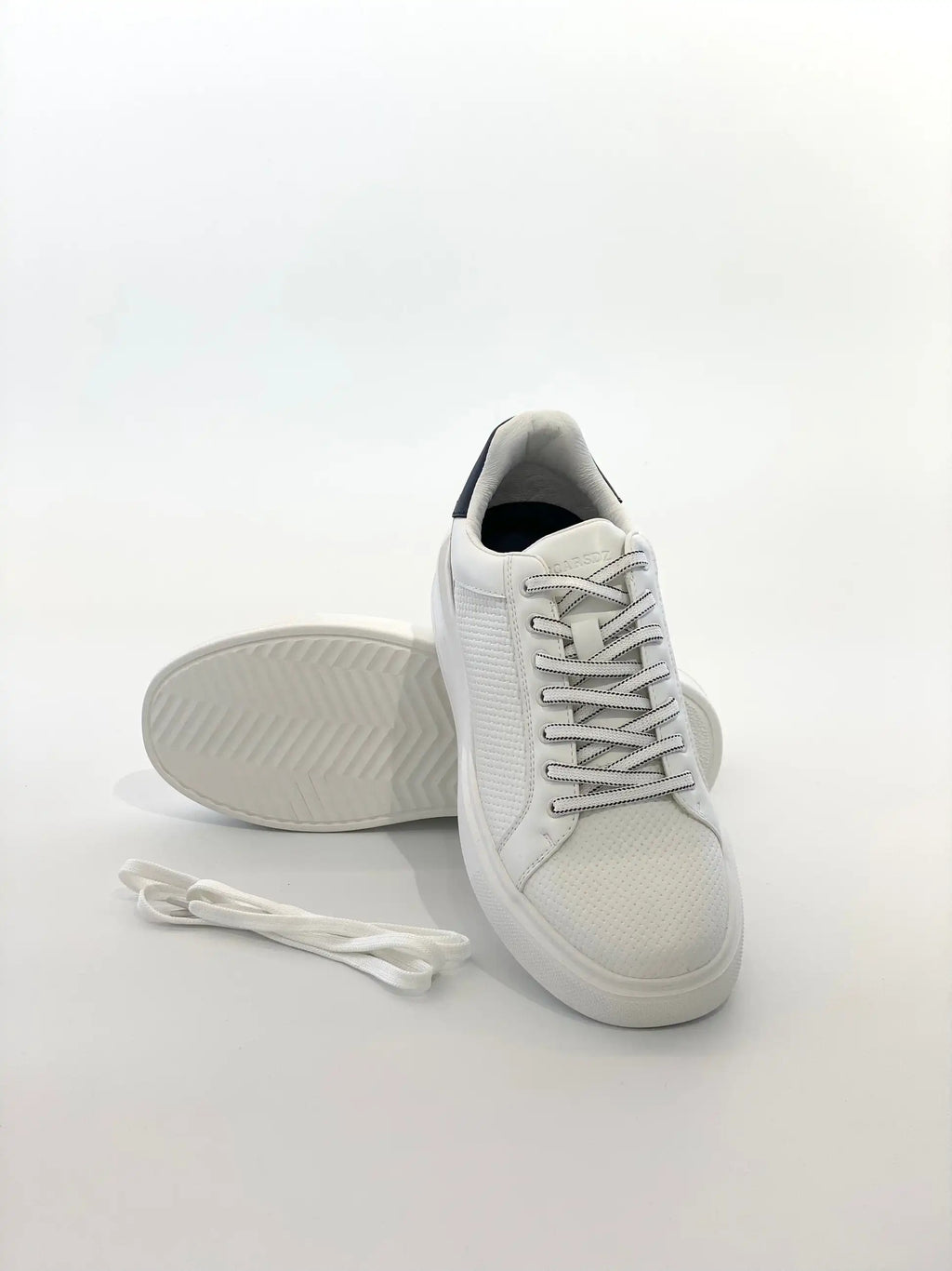 Baskets blanches pour hommes en cuir PU, chaussures décontractées à lacets, légères, respirantes, confortables, chaussures de marche basses à la mode Camara Shopping Baskets blanches pour hommes en cuir PU, chaussures décontractées à lacets, légères, respirantes, confortables, chaussures de marche basses à la mode