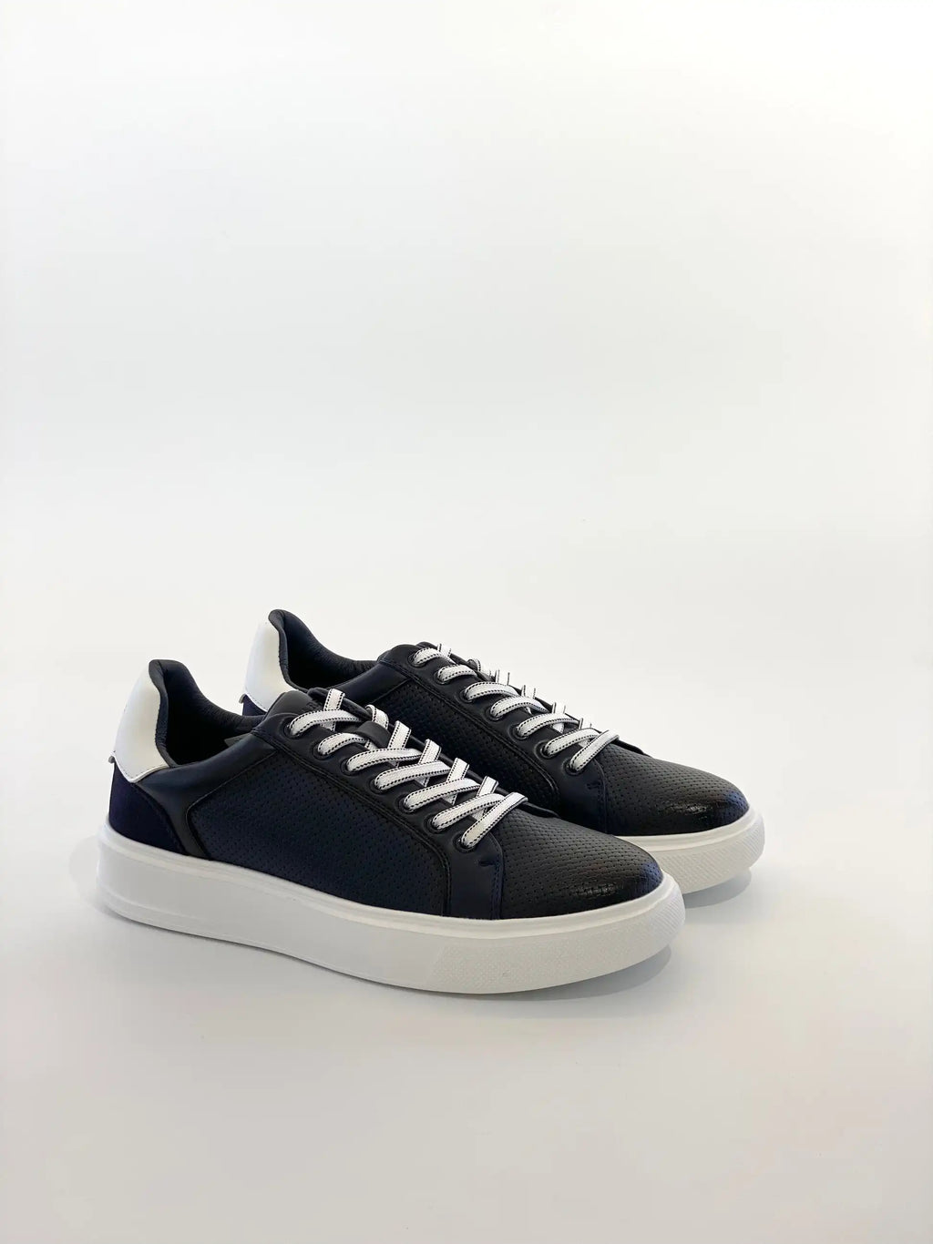 Baskets blanches pour hommes en cuir PU, chaussures décontractées à lacets, légères, respirantes, confortables, chaussures de marche basses à la mode Camara Shopping Baskets blanches pour hommes en cuir PU, chaussures décontractées à lacets, légères, respirantes, confortables, chaussures de marche basses à la mode