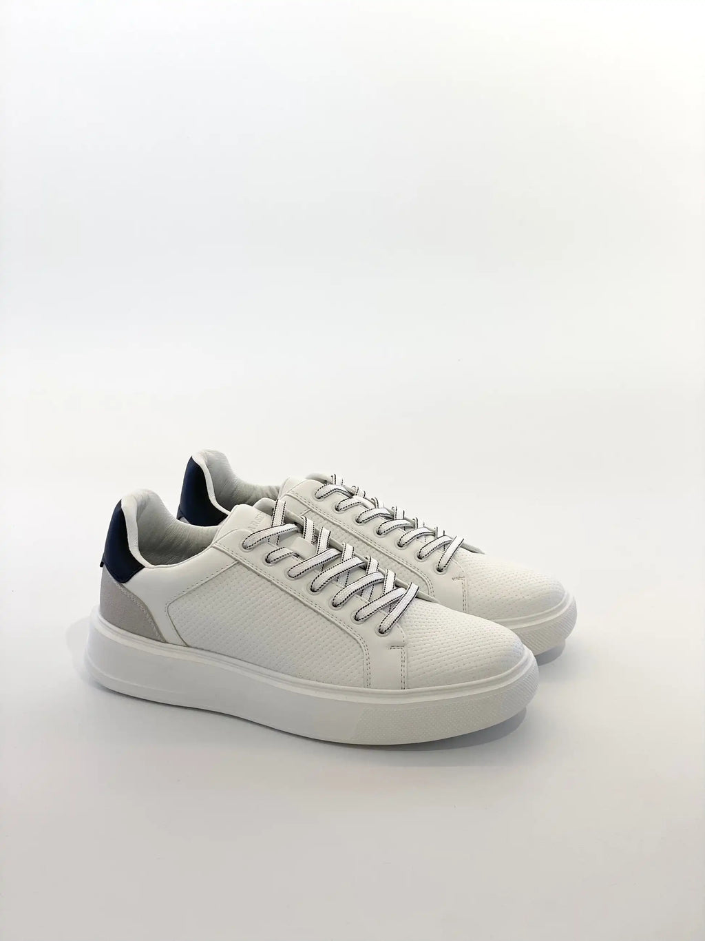 Baskets blanches pour hommes en cuir PU, chaussures décontractées à lacets, légères, respirantes, confortables, chaussures de marche basses à la mode Camara Shopping Baskets blanches pour hommes en cuir PU, chaussures décontractées à lacets, légères, respirantes, confortables, chaussures de marche basses à la mode