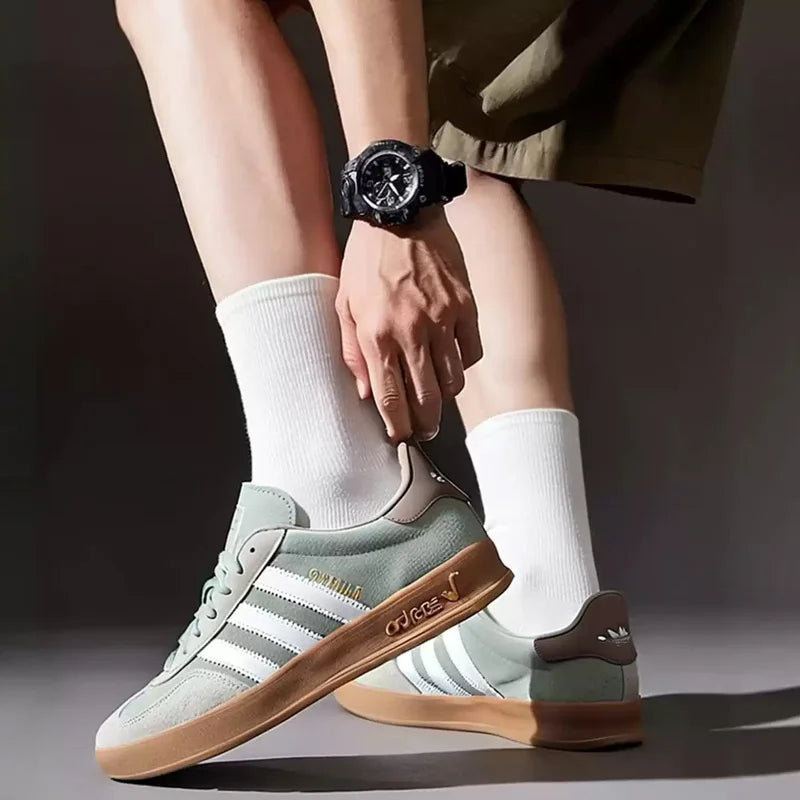 Adidas JI3526 Retro Daily Trainers, gris et blanc, semelle extérieure légère en caoutchouc, confort et style, baskets de skate urbaines