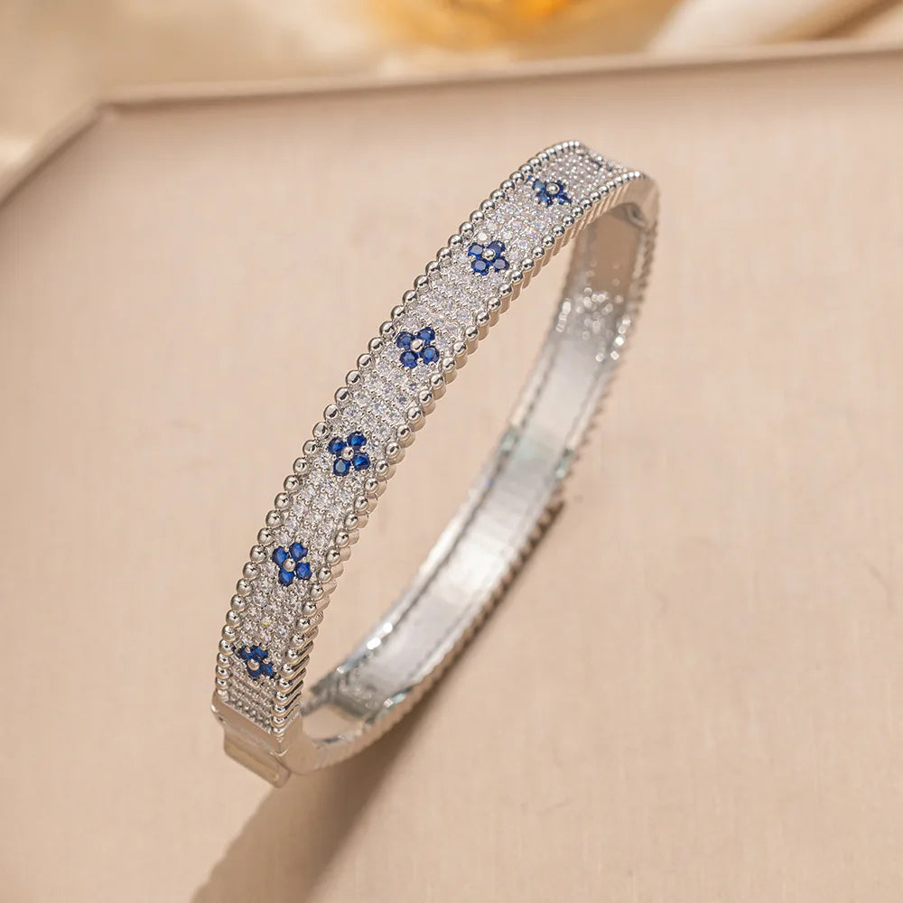 LENNIK Premium Lucky Clover luxe complet Zircon Micro pavé boucles d'oreilles collier bague ensemble, polyvalent pour le quotidien/fête, cadeau parfait Camara Shopping LENNIK Premium Lucky Clover luxe complet Zircon Micro pavé boucles d'oreilles collier bague ensemble, polyvalent pour le quotidien/fête, cadeau parfait