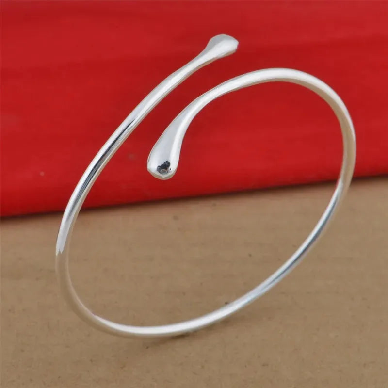 Mode S925 argent aiguille boucles d'oreilles bague Bracelet ensemble Simple personnalité femmes goutte d'eau quatre pièces ensemble de bijoux pour les femmes cadeau Camara Shopping Mode S925 argent aiguille boucles d'oreilles bague Bracelet ensemble Simple personnalité femmes goutte d'eau quatre pièces ensemble de bijoux pour les femmes cadeau