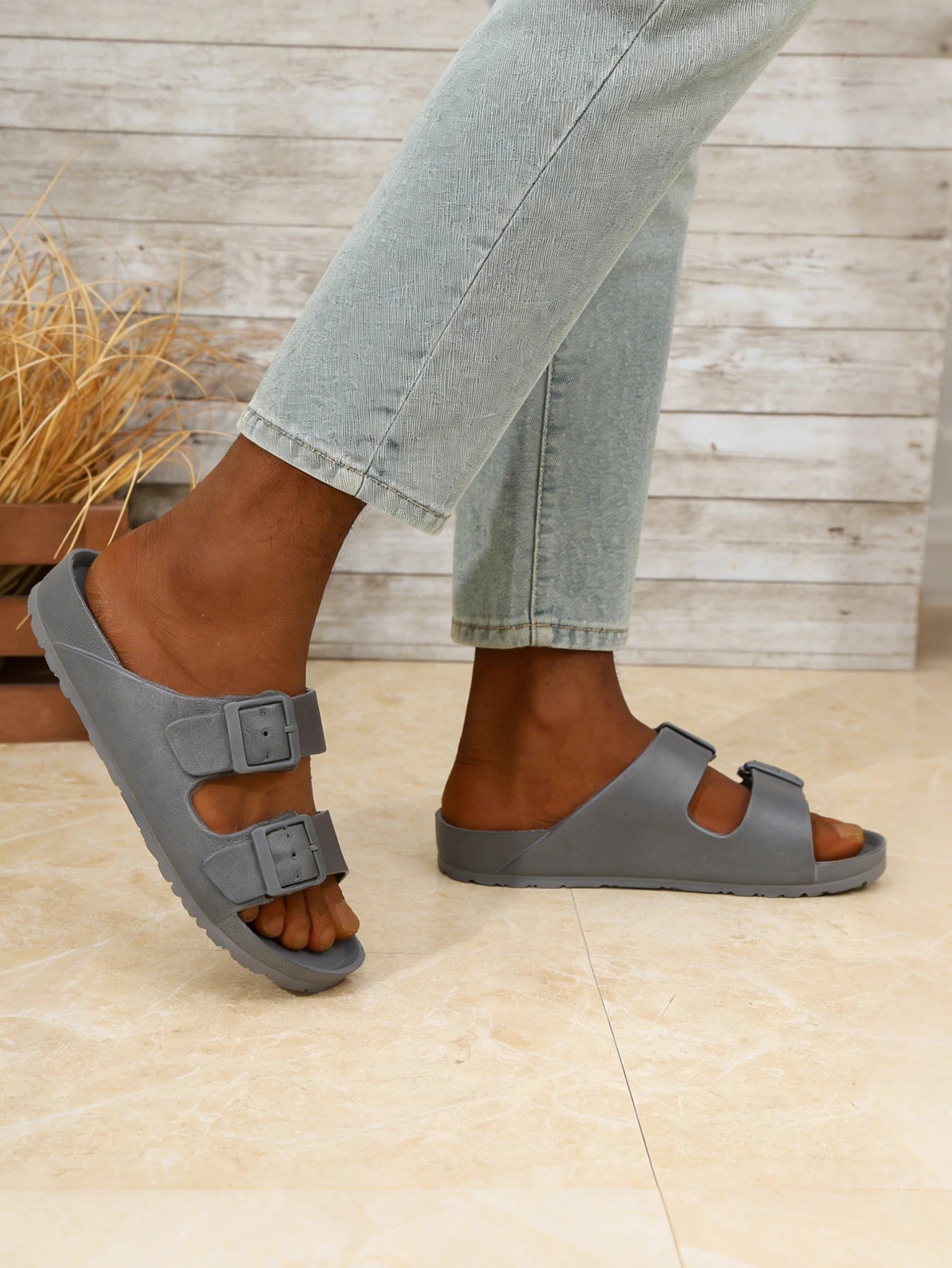 Chaussons décontractés pour hommes, simples, à semelle plate, avec boucle réglable, double barre, en EVA, à enfiler, confortables, respirants, légers, pour la plage Camara Shopping Chaussons décontractés pour hommes, simples, à semelle plate, avec boucle réglable, double barre, en EVA, à enfiler, confortables, respirants, légers, pour la plage