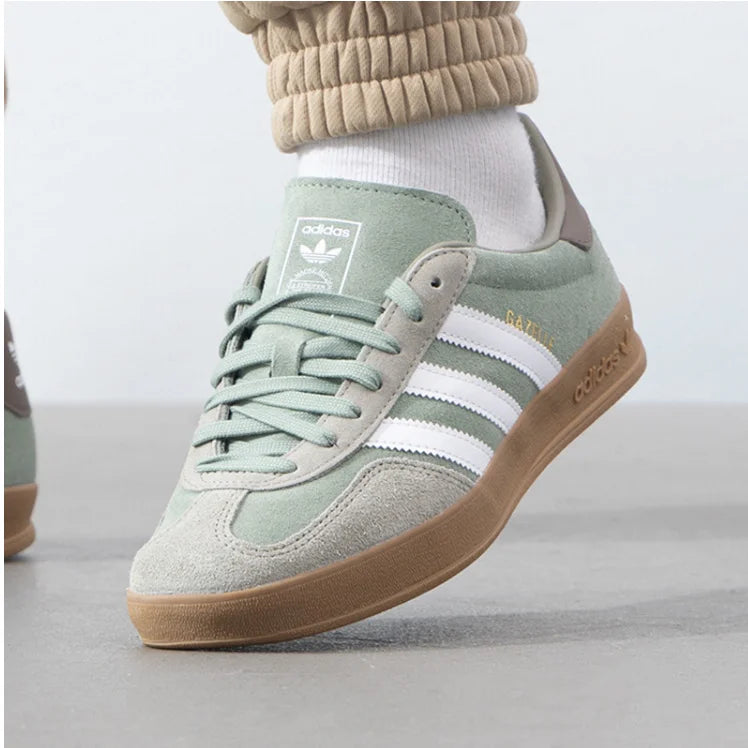 Adidas JI3526 Retro Daily Trainers, gris et blanc, semelle extérieure légère en caoutchouc, confort et style, baskets de skate urbaines